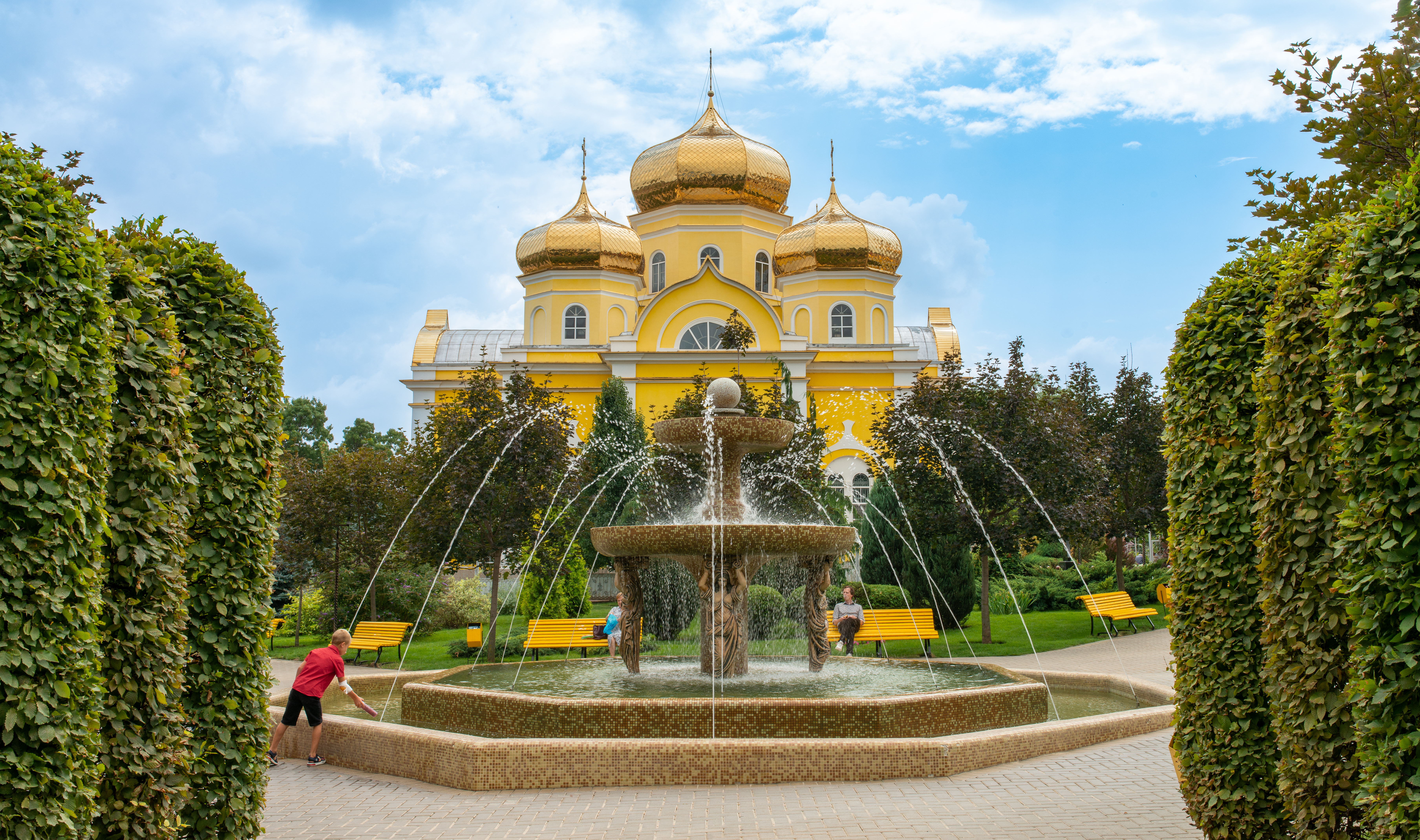 Blick auf die orthodoxe Kathedrale im Stadtpark von Comrat
