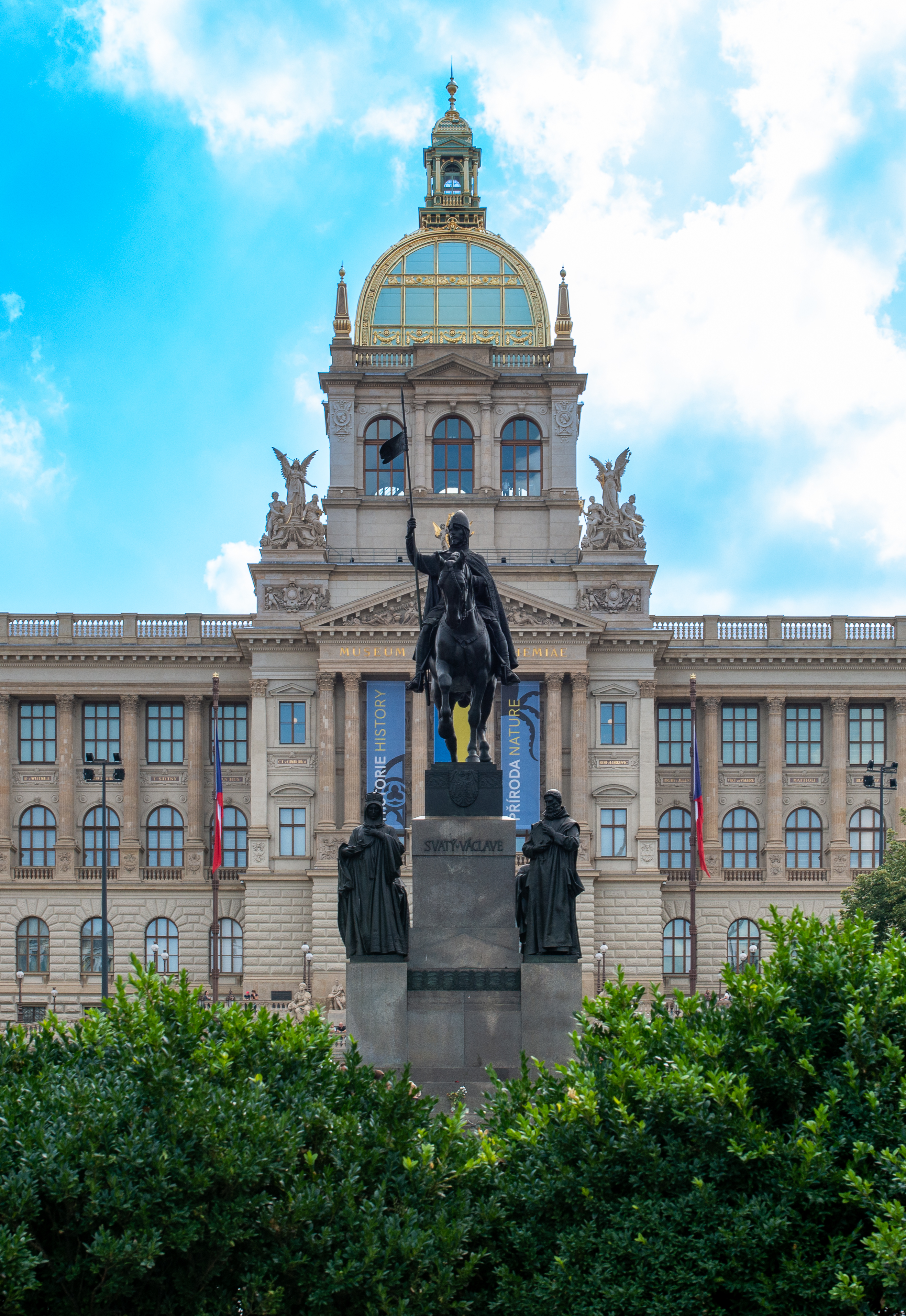 Blick vom Wenzelsplatz in Prag auf das Nationalmuseum