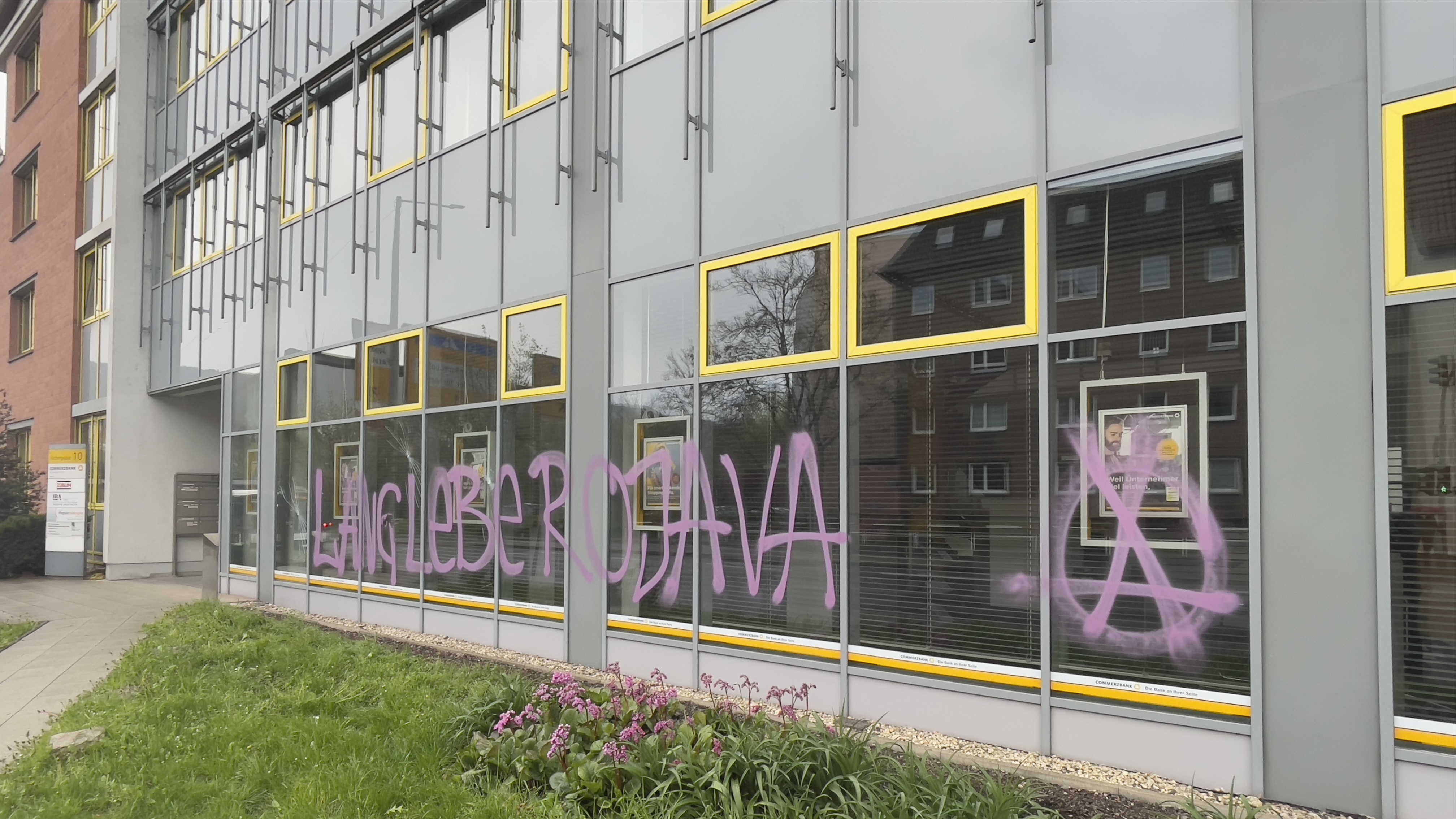 Graffiti und Glasbruch an der Commerzbank-Filiale in Jena