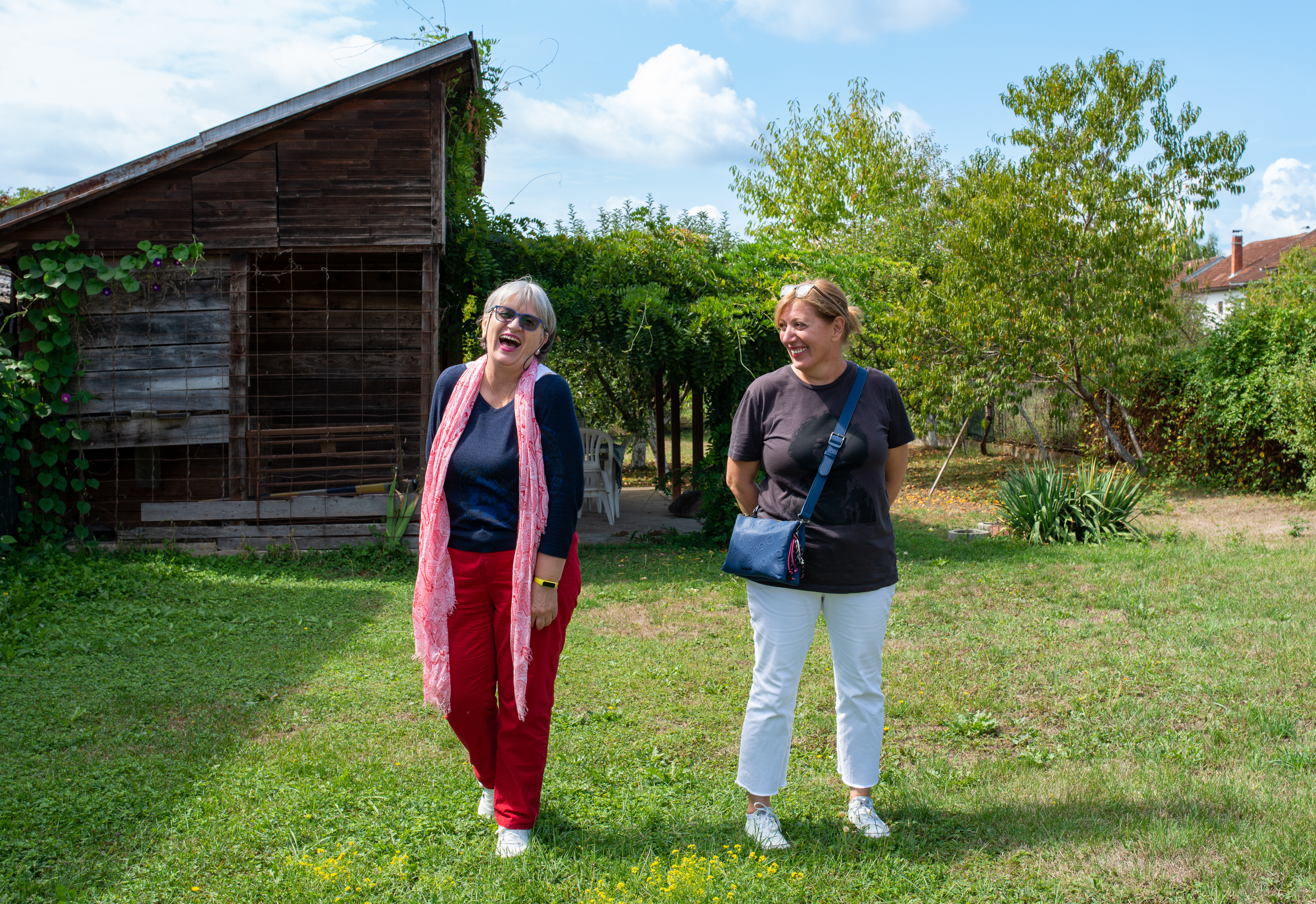 Edina und Edita bei dem Haus ihrer Großeltern in Dubica
