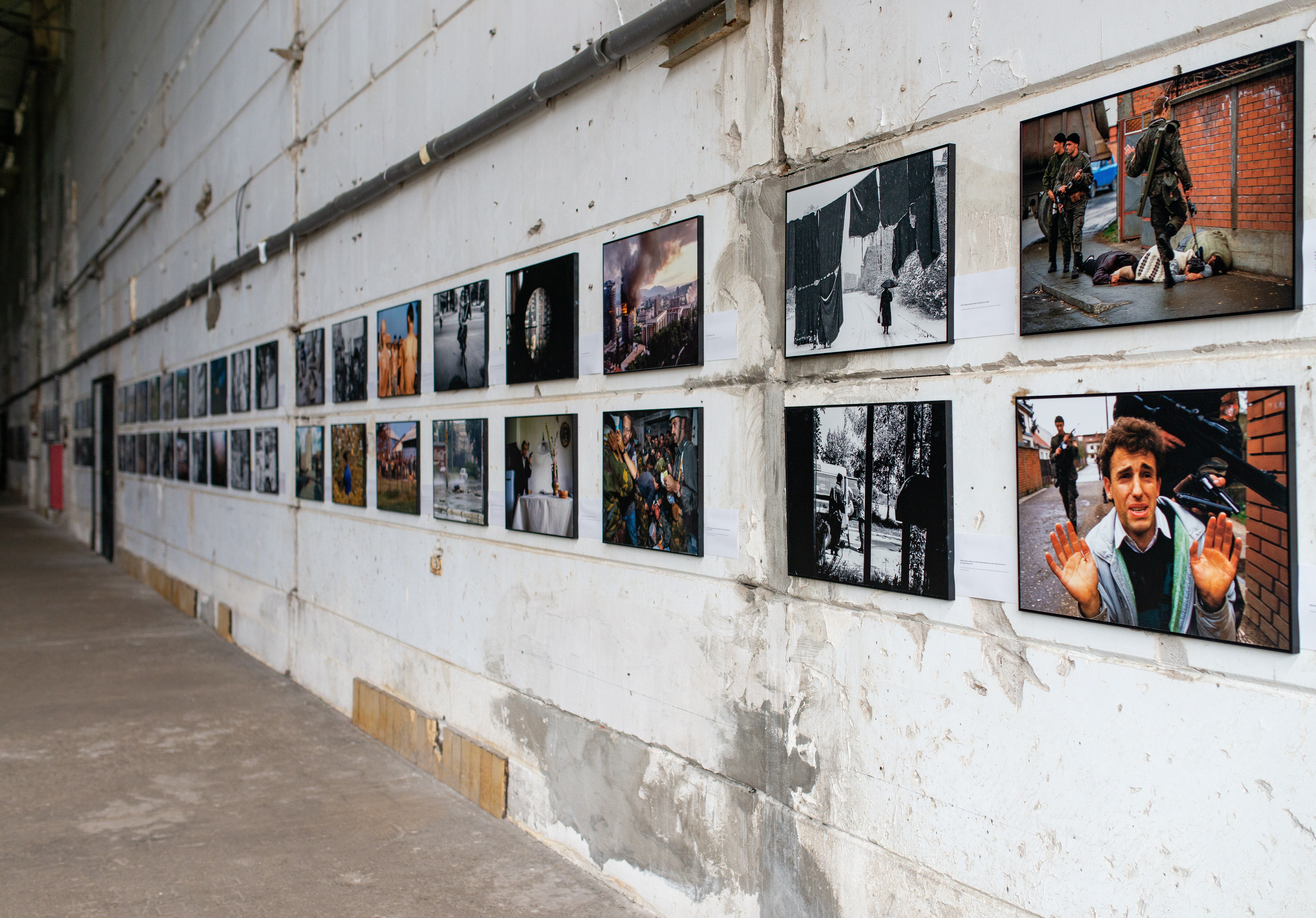 Fotogalerie in der ehemaligen Fabrikhalle in Srebrenica