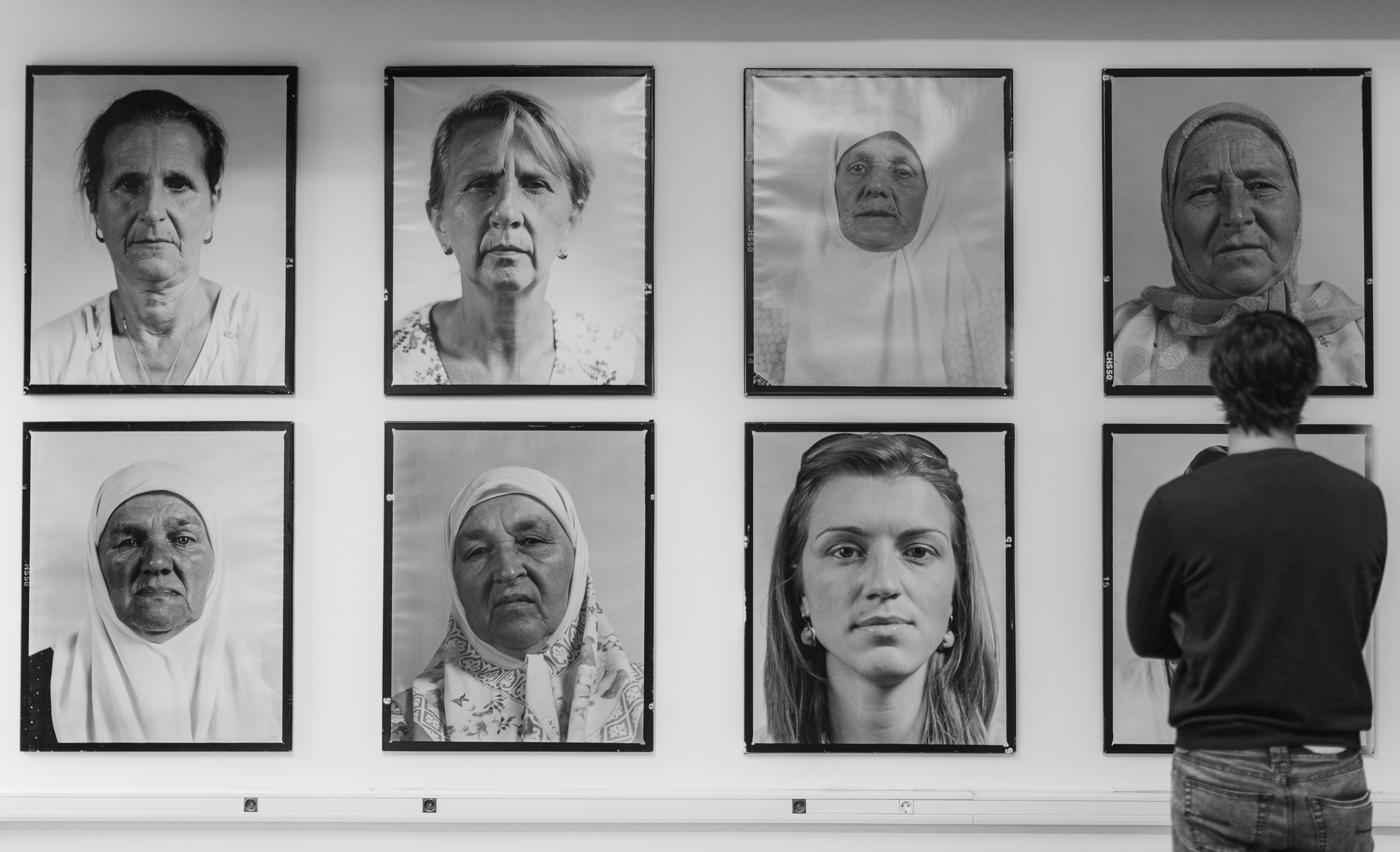 Fotografie der Mütter der Ermordeten in der Gedenkstätte Srebrenica