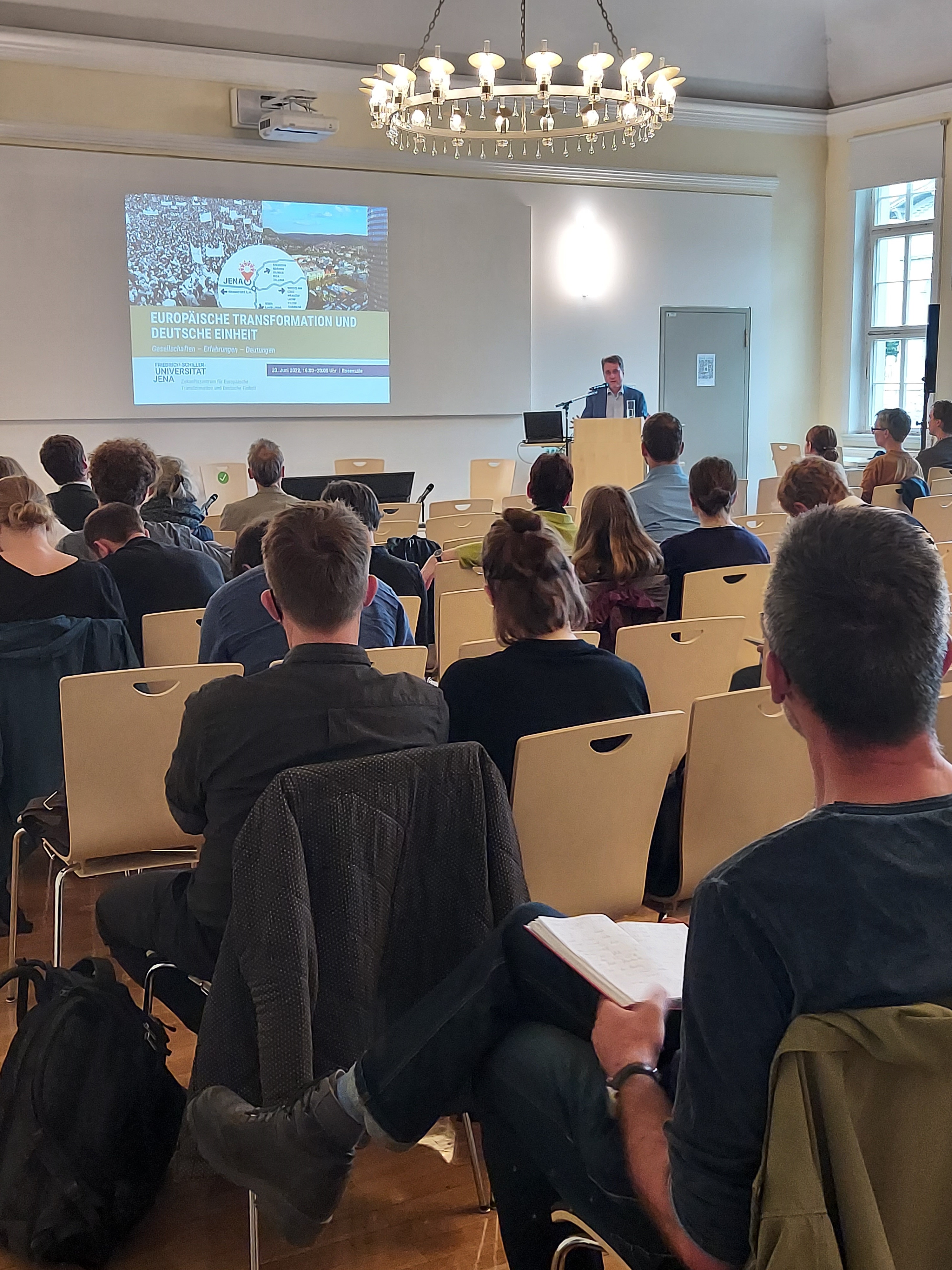 Der Tenor der Diskussion war einhellig: Die Stadt Jena und die Universität gemeinsam haben das Potenzial, ein solches Zukunftszentrum zu einer Erfolgsgeschichte werden zu lassen.