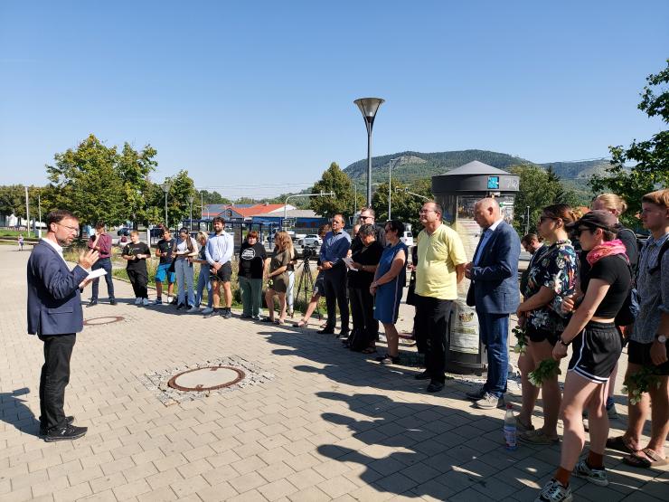 Oberbürgermeister Dr. Thomas Nitzsche gedenkt mit Vertretern der Zivilgesellschaft, Stadtverwaltung und Stadtrat den Opfern des NSU