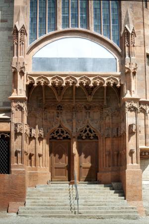 Ein prächtiges Portal einer Kirche mit einigen Stufen 