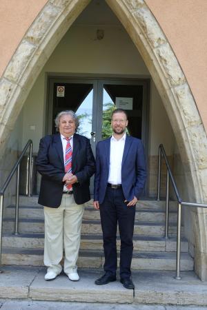 Bürgermeister Francisc Boldea (l.) und Oberbürgermeister Thomas Nitzsche (r.) stehen vor dem technischen Rathaus