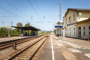 Ein Bahnhof mit Schienen