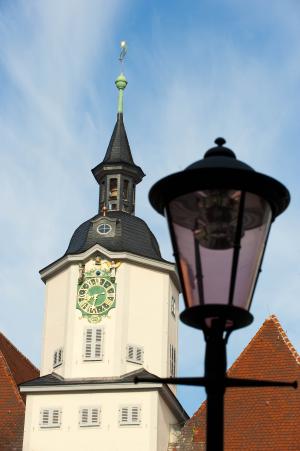 Das Jenaer Rathaus mit einer Laterne im Vordergrund