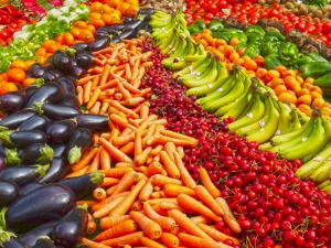 Obst- und Gemüseauswahl von Aubergine bis Paprika