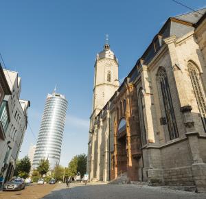 Rechts eine Kirche und in der Mitte ein Turm