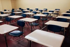 Leere Stühle und Tische in einem Raum, Klassenzimmerathmosphäre