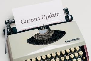 Schreibmaschiene mit einem Blatt mit der Aufschrift Corona-Update
