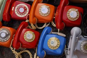 Verschiedene altertümliche Telefone