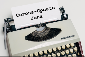 Eine alte Schreibmaschine mit der Zeile Corona Update Jena