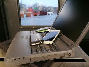 Ein alter Laptop und zwei zerkratzte Handys