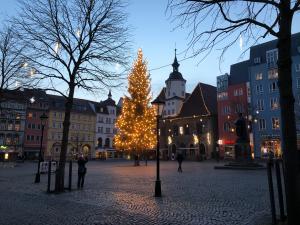 Ein Weihnachtsbaum auf einem Stadtplatz 