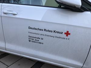 Eine Autotür mit der Aufschrift Deutsches Rotes Kreuz