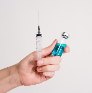 Eine Spritze und eine Flasche mit Impfstoff