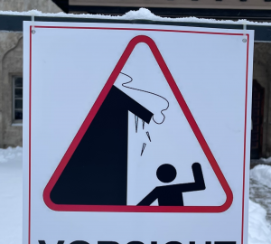 Eine symbolische Warnung vor Dachlawinen und Eiszapfen