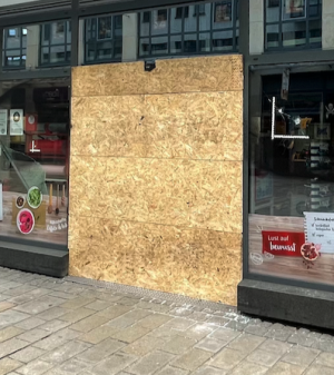 Ein mit Holz vernagelter Eingang eines Geschäftes