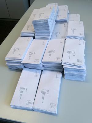 Ein Tisch voller Briefumschläge