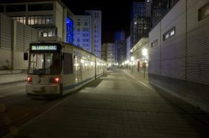 Eine Straßenbahn verlässt eine Platz durch eine Unterführung
