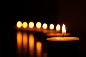 Kerzen in der Dunkelheit