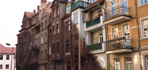 Eine Darstellung von verfallenen und sanierten Häuserfassaden 