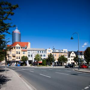 Bild zeigt Teil der Innenstadt von Jena und blauem Himmel