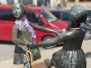 Eine Skulptur mit zwei tanzenden Mädchen
