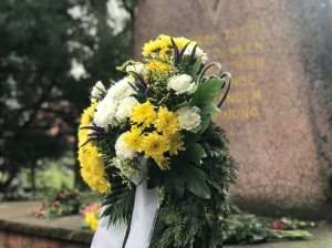 Ein Gedenkkranz vor einem Denkmal