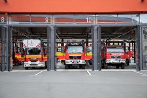 Drei Feuerwehreinsatzwagen