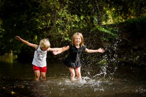 Zwei Kinder spielen im Wasser