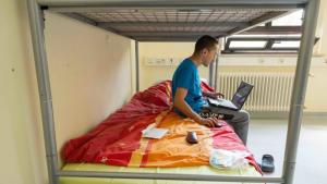 Kaum in seiner neuen Unterkunft, in der ehemaligen Frauenklinik, angekommen, checkt Vladislav Borysevych die Nachrichten aus der Heimat.