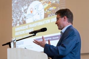 Prof. Ganzenmüller von der Universität Jena eröffnet das Symposium zum Zukunftszentrum für Europäische Transformation und Deutsche Einheit in Jena