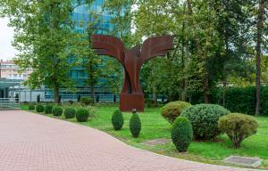 Eine Skulptur in einem Park stellt eine stilisierte Taube dar