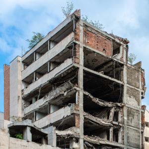 Ein zerstörtes Gebäude