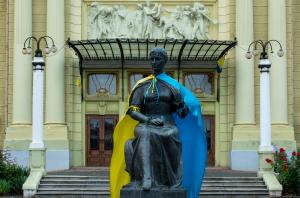Eine Statue mit der ukrainischen Flagge