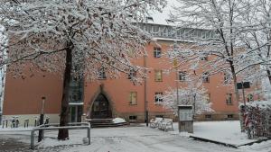 Schnee in Jena: Blick auf den Eingang des Stadtverwaltungsgebäude Anger 15