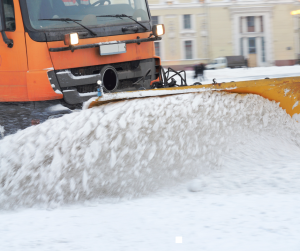 Ein Räumfahrzeug schiebt Schnee zur Seite.