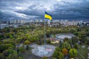 Eine ukrainische Fahne vor einer Stadt