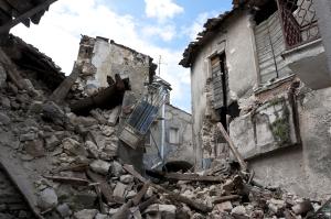 Durch ein Erdbeben zerstörte Häuser