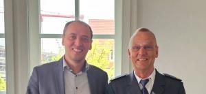 Bürgermeister Christian Gerlitz überreicht die Ernennungsurkunde an Branddirektor Peter Schörnig