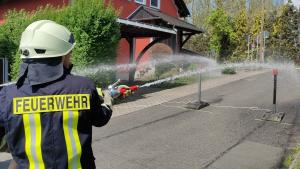 Ein Feuerwehrmann beim "Löschangriff nass"