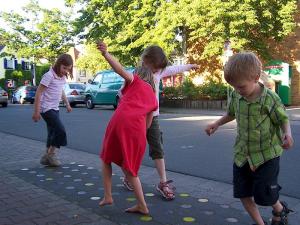 Kinder aus Griesheim in einem bespielbaren Bereich der Stadt