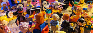 Darstellung einer inklusiven Veranstaltung mit Hilfe von Legofiguren
