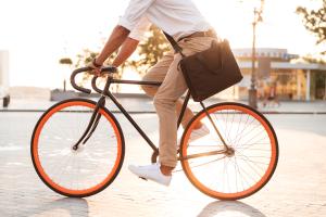 Ein Mann fährt durch eine Stadt mit einem Rad.