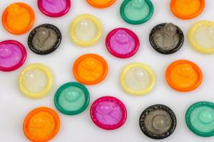 Eine Auswahl an bunten Kondomen