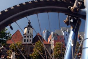 Blick aufs Historische Rathaus Jena durch die Speichen eines Fahrrad-Rades