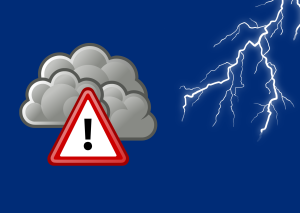 blauer Hintergrund auf dem Blitze, dunkle Wolken und ein Warnsymbol abgebildet sind